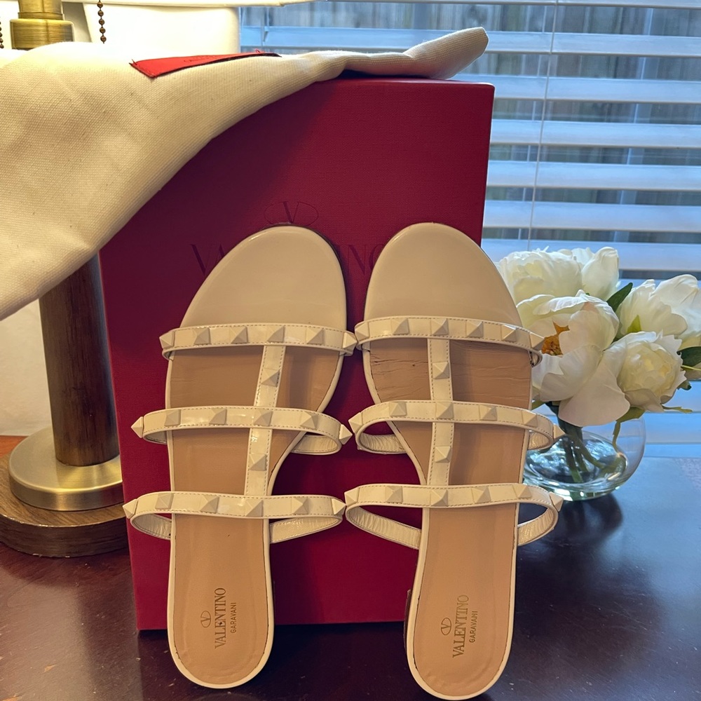 LIMITED EDITION and AUTHENTIC Valentino Garavani Rockstud Sandals Light Ivory